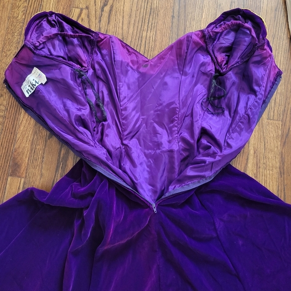 Vintage Noir Karen Lucas for Niki gown purple velvet with gold trim - Picture 5 of 10